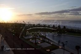 Image du Maroc Professionnelle de  Coucher du soleil sur les jardins du Morocco Mega Mall à Casablanca, Vendredi 16 Décembre 2011.  Au fond le marabout de Sidi Abderrahmane. (Photo / Abdeljalil Bounhar) 